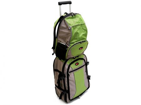 活動小背包掛在主袋。