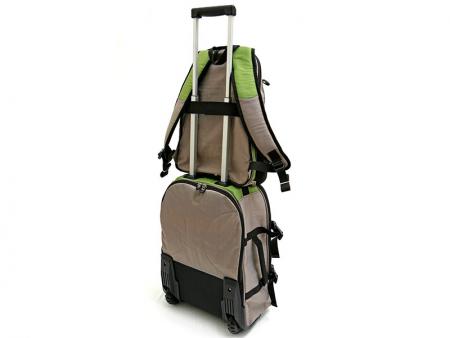 活動小背包掛在主袋。