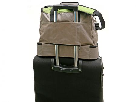 Bolsillo trasero utilizado para sujetar la bolsa a un asa de equipaje.