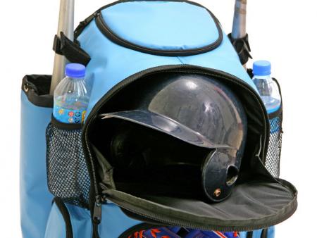 Górna warstwa do przechowywania kasku.