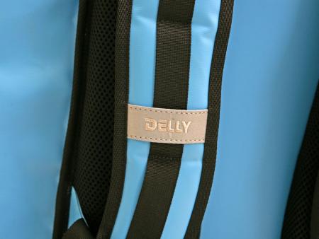 Odbijająca taśma na ramiączkach.