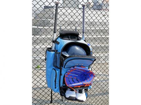 Plastikowe haki do zawieszenia torby na płocie.