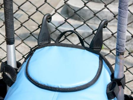 Plastikowe haki do zawieszenia torby na płocie.