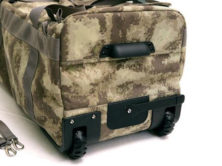 Plastikowa rączka, która pełni funkcję podpory, gdy torba jest pionowo (przed i po użyciu).