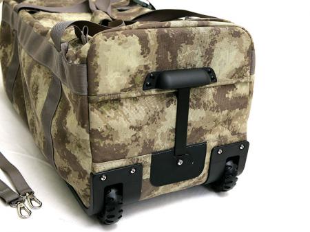 Plastikowa rączka, która pełni funkcję podpory, gdy torba jest pionowo (przed i po użyciu).