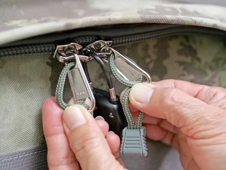 Zamki YKK na całej torbie.