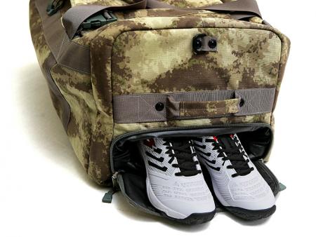 Przegroda na buty/brudne ubrania całkowicie oddzielona od głównej komory.