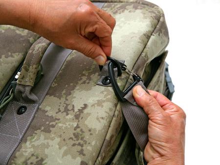 Wyjmowany pasek na ramię z tyłu.