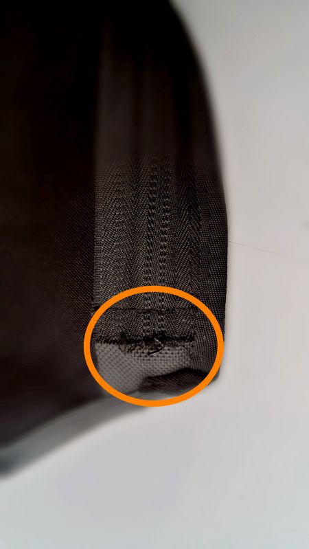 Fine della cerniera in nylon tagliata in modo non pulito