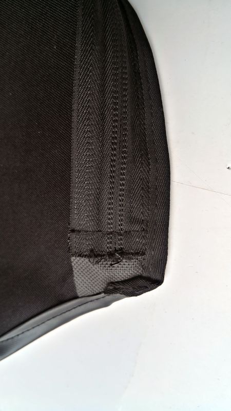 Fine della cerniera in nylon tagliata in modo non pulito, ingrandita