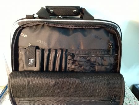 前拉鍊口袋內部配置