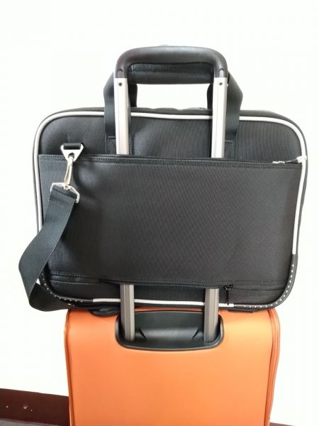 可以掛在行李箱上