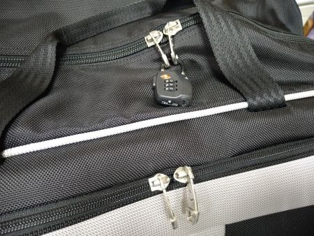 主口袋跟前拉鍊口袋都可以上鎖