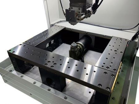 The working platform uses stainless steel heat treatment (420) and features a fully supported design at all points of the platform to overcome issues of heavy load and thermal deformation. This ensures no dead angles during machining, making it suitable for both large and small workpieces.