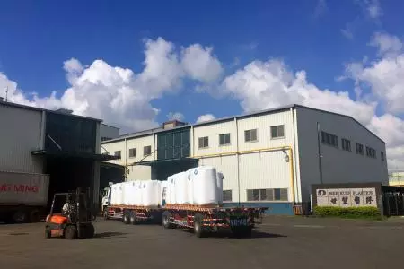 Unloading PVC Resin Raw Material_Shih Kuen Plastics