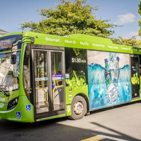 Графика на автобусе из виниловой пленки - применение ПВХ