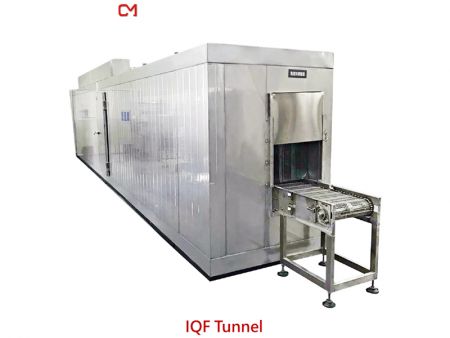 トンネルタイプの冷凍機。