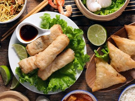 Línea de producción de rollitos de camarones. - Rollito de camarones dorados, rollito de calamar y camarones, rollito de camarones fritos, propuesta de planificación de producción y aplicación de equipos para rollitos de camarones con láminas de tofu.
