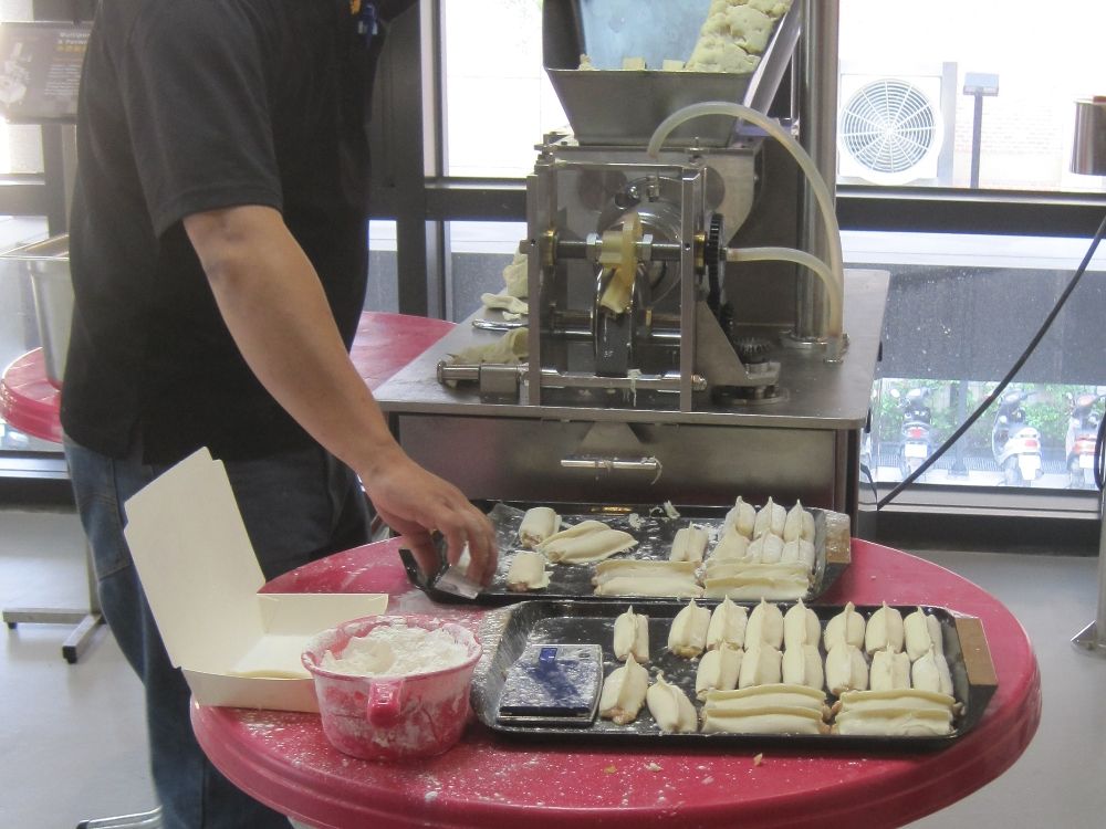 Potsticker Automatic Production Equipment Designed with a Customized  Forming Mold
