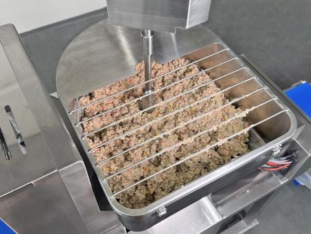 Một phễu chứa 60L được lắp đặt với thiết bị an toàn