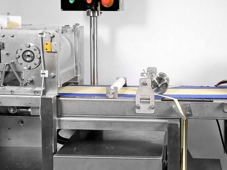 Un sistema di riciclaggio della pasta è progettato per riutilizzare l'eccesso di pasta sfoglia durante il processo di produzione.