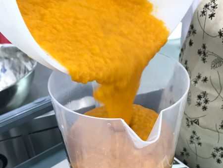 Klientas naudojo šviežią moliūgų tyrę, kad pagamintų tešlą