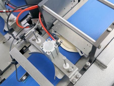 En mekanisme designet til automatisk at folde tortillaen