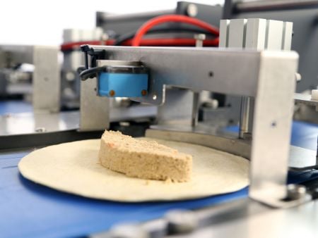 En sensor, der sikrer, at produktet er korrekt placeret, inden det foldes