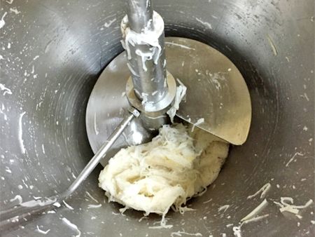 Bir rendelenmiş turp dolgusu çok kuru olduğu için vidalı kısım çalışamadı