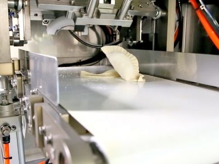 Ang Ejection Mold Device ng ANKO ay maaaring alisin ang mga empanada mula sa mold upang ilagay sa conveyor