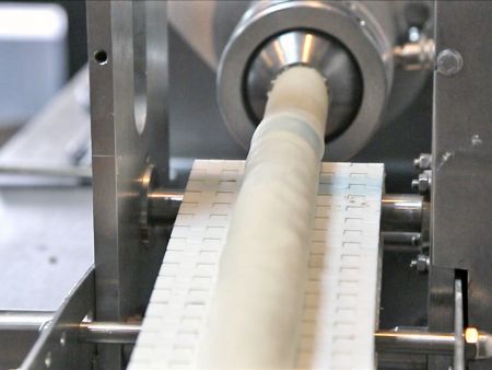A máquina HLT-700XL da ANKO preenche e molda um longo tubo de massa com recheios