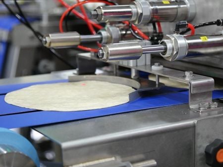 Maszyna firmy ANKO rozpocznie pracę dopiero po wykryciu tortilli na taśmie przez czujnik
