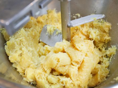 ANKO'nun SD-97 makinesi yapışkan dokulu dolguların işlenmesi için uygundur