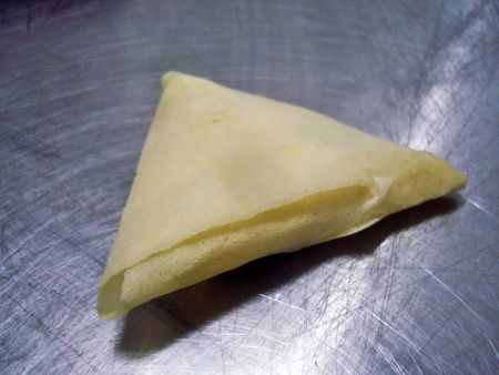 L'SRP di ANKO viene utilizzato per produrre gli involucri per samosa, e le samosa vengono poi piegate a mano