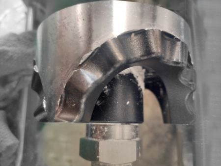 Các kỹ sư của ANKO đã đến nơi để hướng dẫn và loại bỏ lớp Teflon, từ đó giải quyết được vấn đề