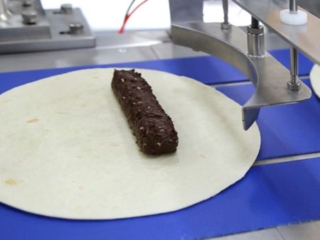 El sistema de relleno de ANKO puede procesar rellenos de chocolate con nueces picadas