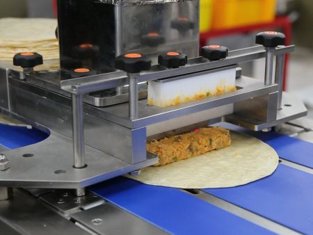 Le système de garnissage de ANKO extrude les garnitures avec précision sur la tortilla