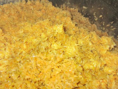 ANKO की सुझाई गई समायोजन के बाद, सब्जी भराव को और छोटे टुकड़ों में काट दिया जाता है