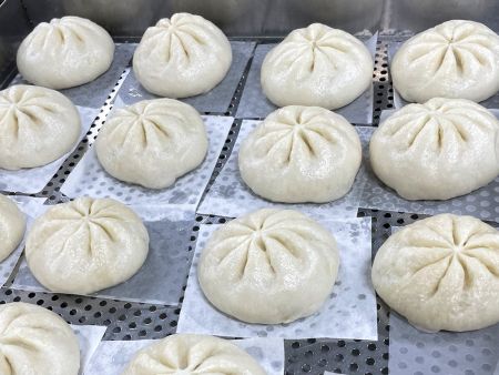 Setelah menyesuaikan rasio adonan terhadap isian, Bakpao Daging yang dikukus menunjukkan lipatan yang jelas dan penampilan yang penuh