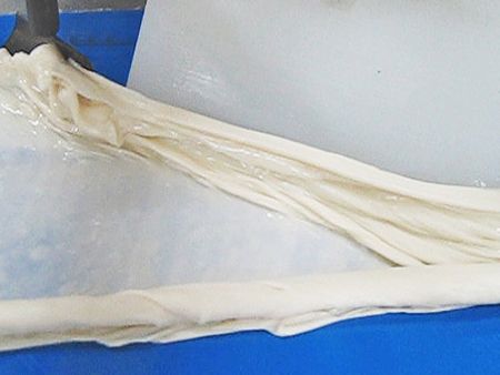 Dopo aver regolato la formula, la sottile sfoglia si piega e si arrotola senza problemi