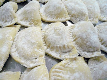 Tar éis na próisis táirgeachta a chur in oiriúint, is féidir an t-aiste bia Sambousek a fhoirmiú go ceart