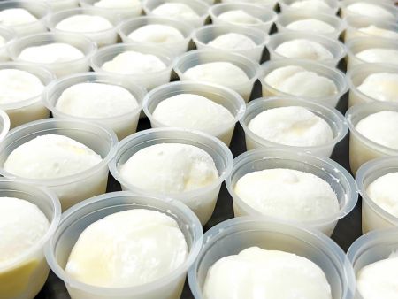 Setelah ditaburi tepung jagung, Mochi diletakkan di wadah masing-masing