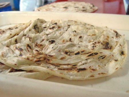 Na het koken van de Lachha Paratha is de textuur luchtig en smaakt heerlijk