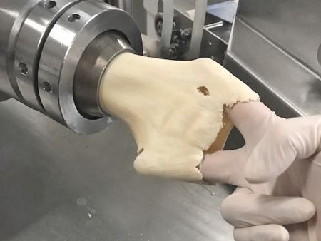 Sau khi thử công thức lần đầu, bột nhào có độ đàn hồi và khả năng kéo dãn kém