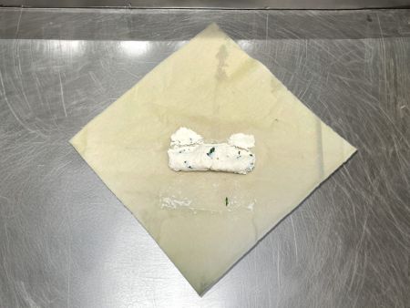 След разопаковане на увитото пролетно руло, беше установено, че сиреневата плънка е здраво затворена вътре.