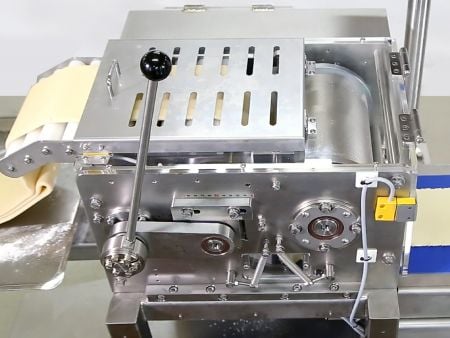 Допълнителната машина за рязане на тесто може да увеличи степента на автоматизация на производството на емпанади.