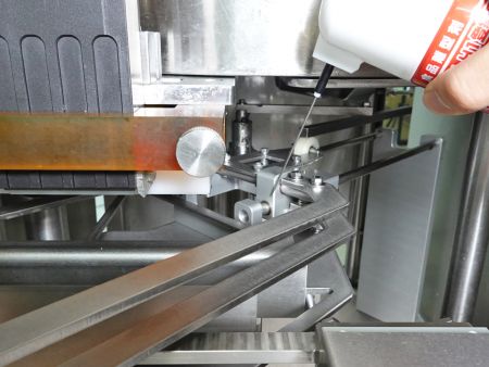 Po valymo ant peilių užtepkite maisto klasės aliejų