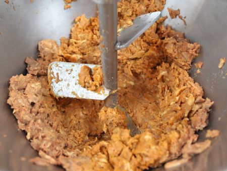 Serta membuat produk yang diisi dengan isian sayuran ber serat dan daging