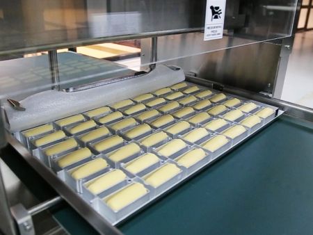 Proceso de prensado automatizado para formar perfectamente las tartas de piña en los moldes