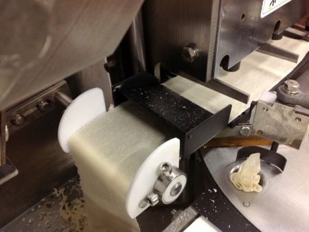 Le HWT-400 peut presser et tirer automatiquement la pâte pour en faire une feuille, puis la diviser en enveloppes individuelles pour wonton